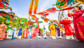 Capture the vibrant energy of Hue’s street performances
